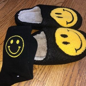 Nordic Peace Black/Yellow Smiley Face Slippers NWT